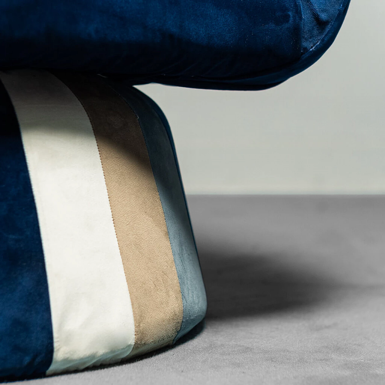 Poltrona curva in velluto, anni '70 1263390