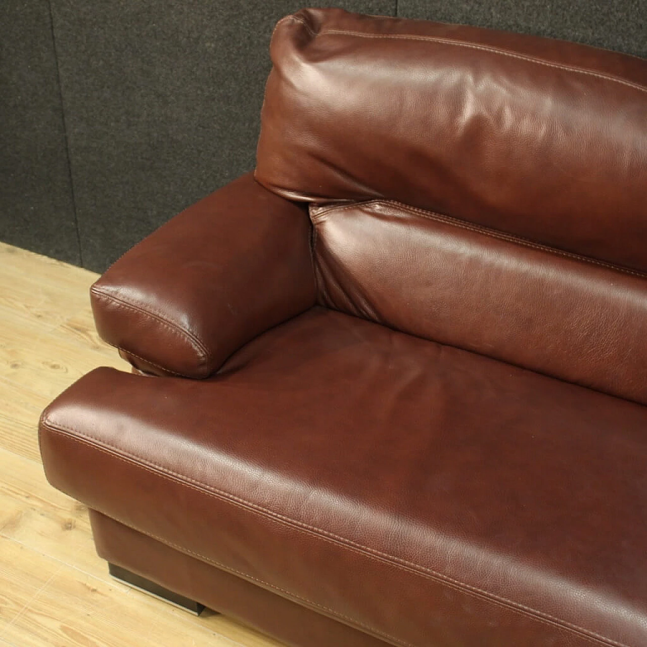 Grande divano rivestito in pelle, anni '80 1263554