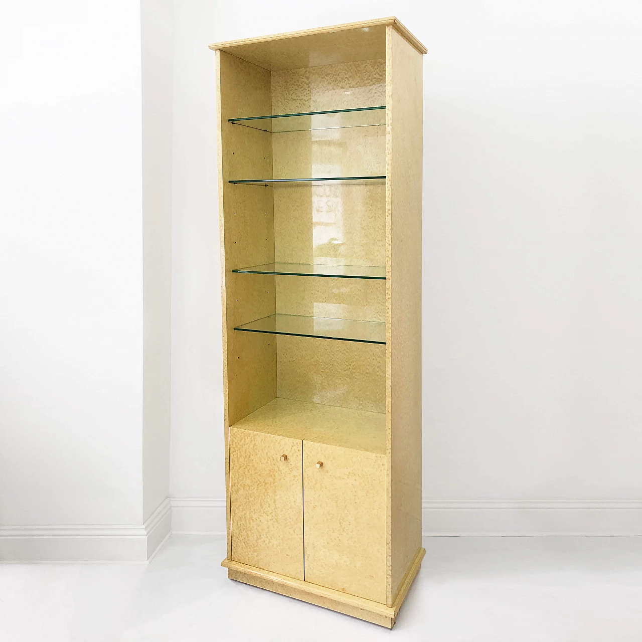 Maple veneer display cabinet with glass shelves, 80s 1264062