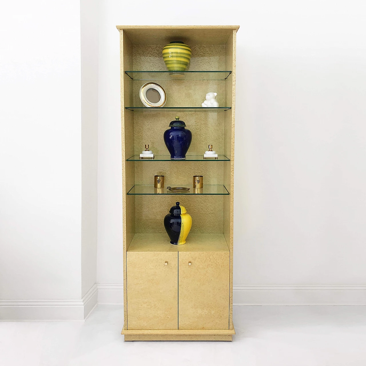 Maple veneer display cabinet with glass shelves, 80s 1264064