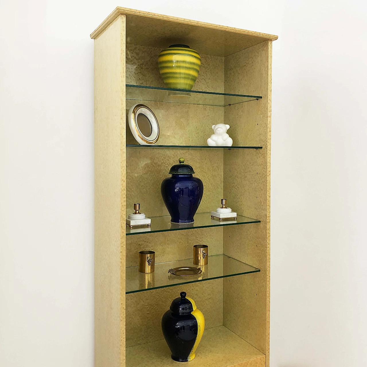 Maple veneer display cabinet with glass shelves, 80s 1264065
