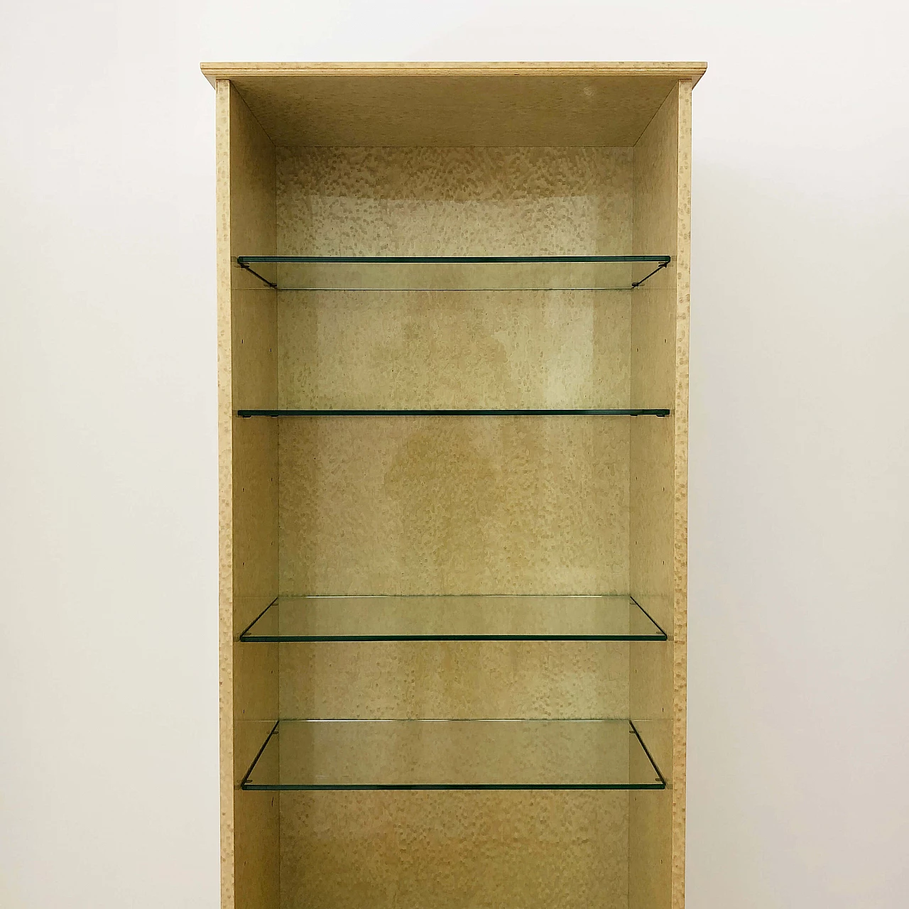 Maple veneer display cabinet with glass shelves, 80s 1264067