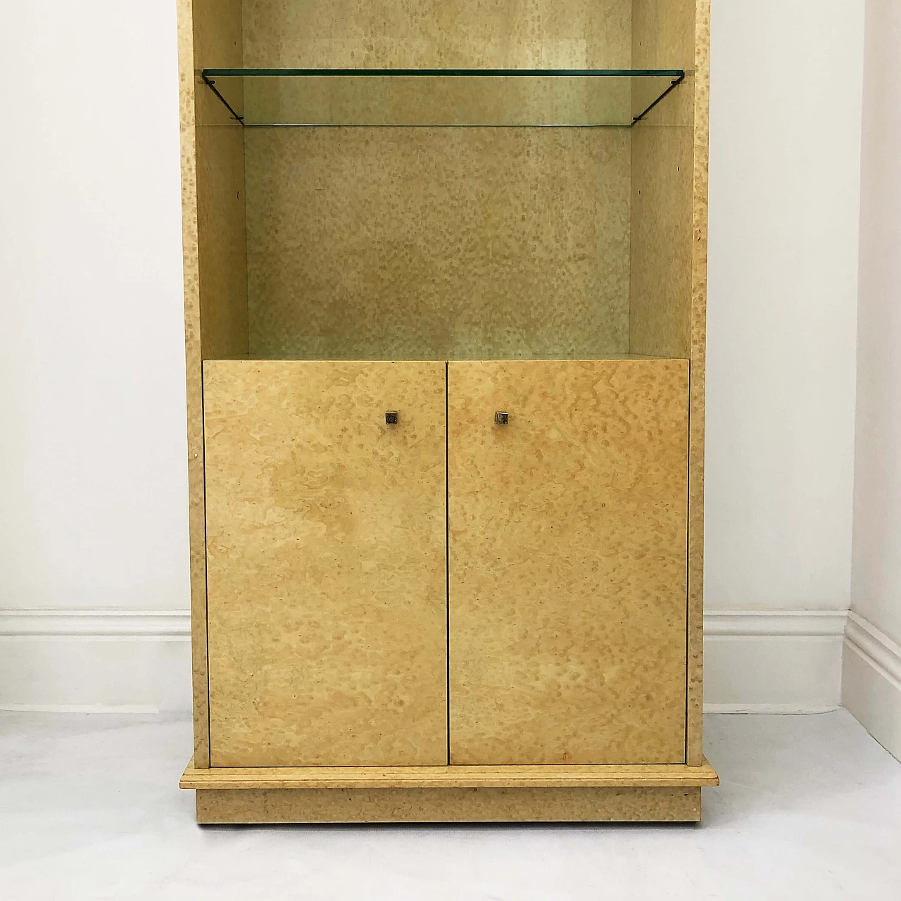 Maple veneer display cabinet with glass shelves, 80s 1264068