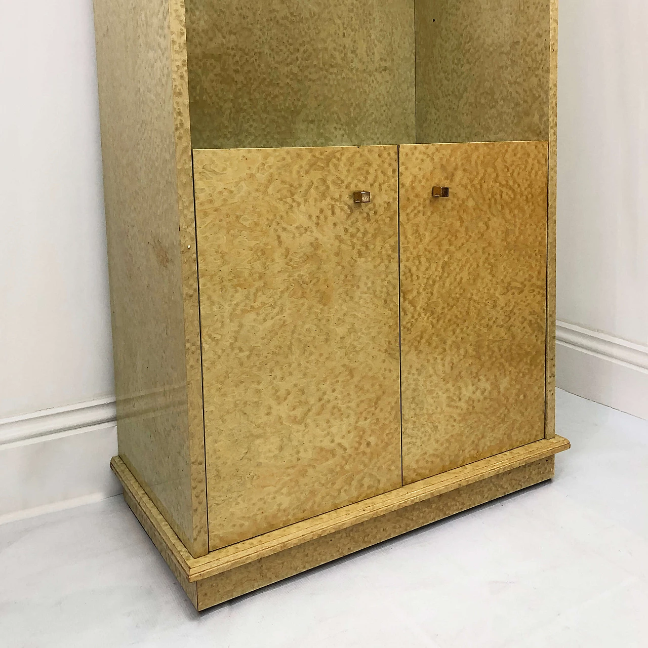 Maple veneer display cabinet with glass shelves, 80s 1264070