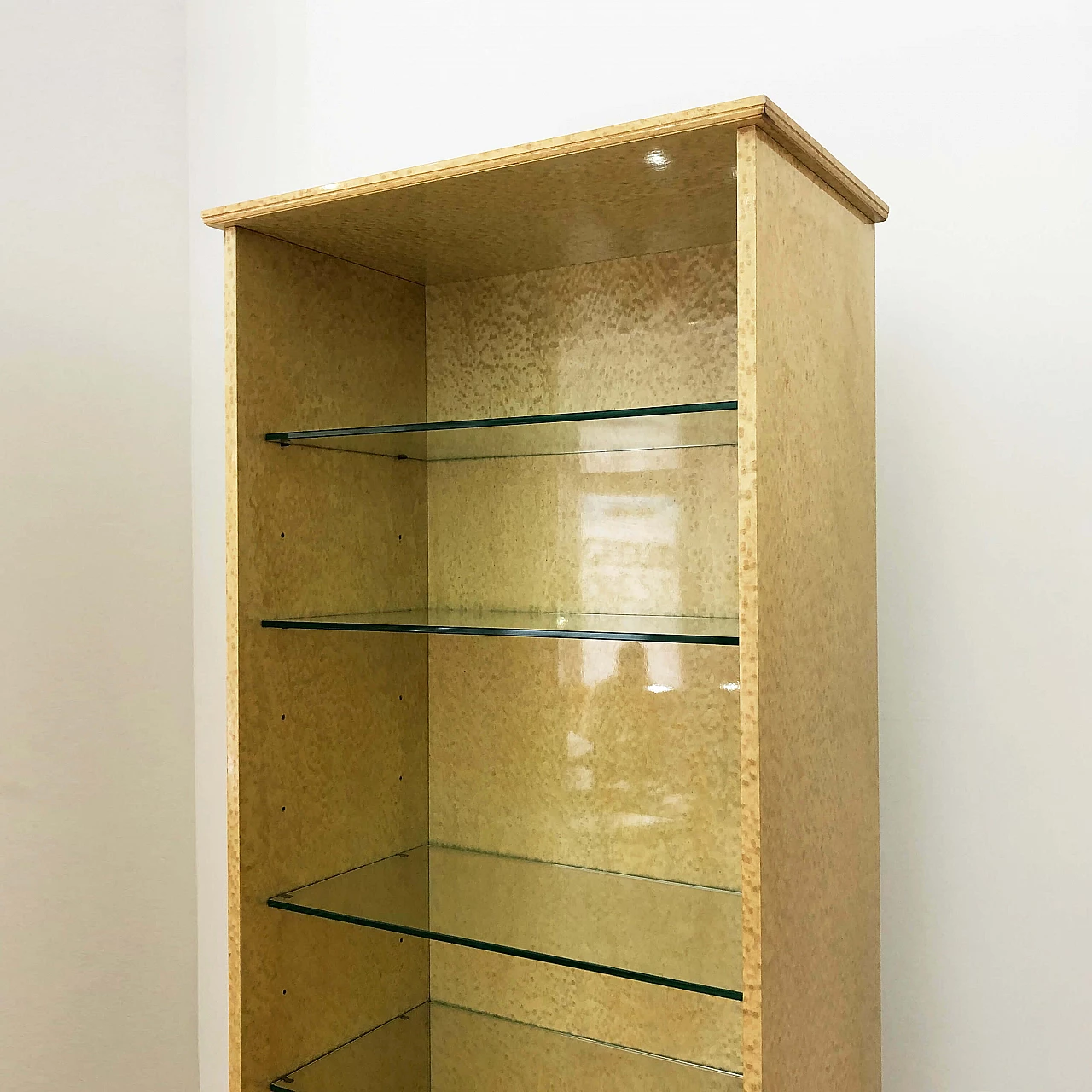 Maple veneer display cabinet with glass shelves, 80s 1264071