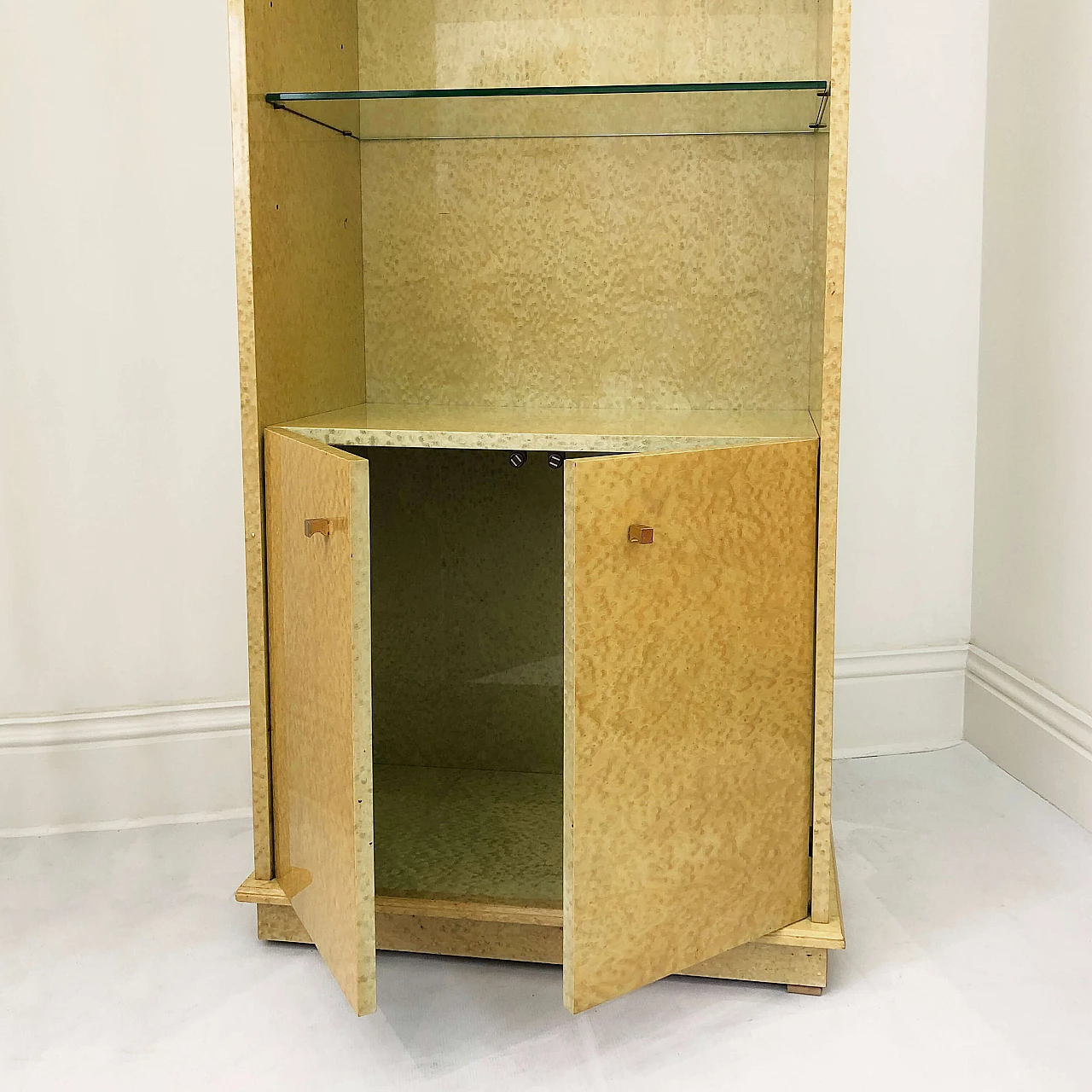 Maple veneer display cabinet with glass shelves, 80s 1264072
