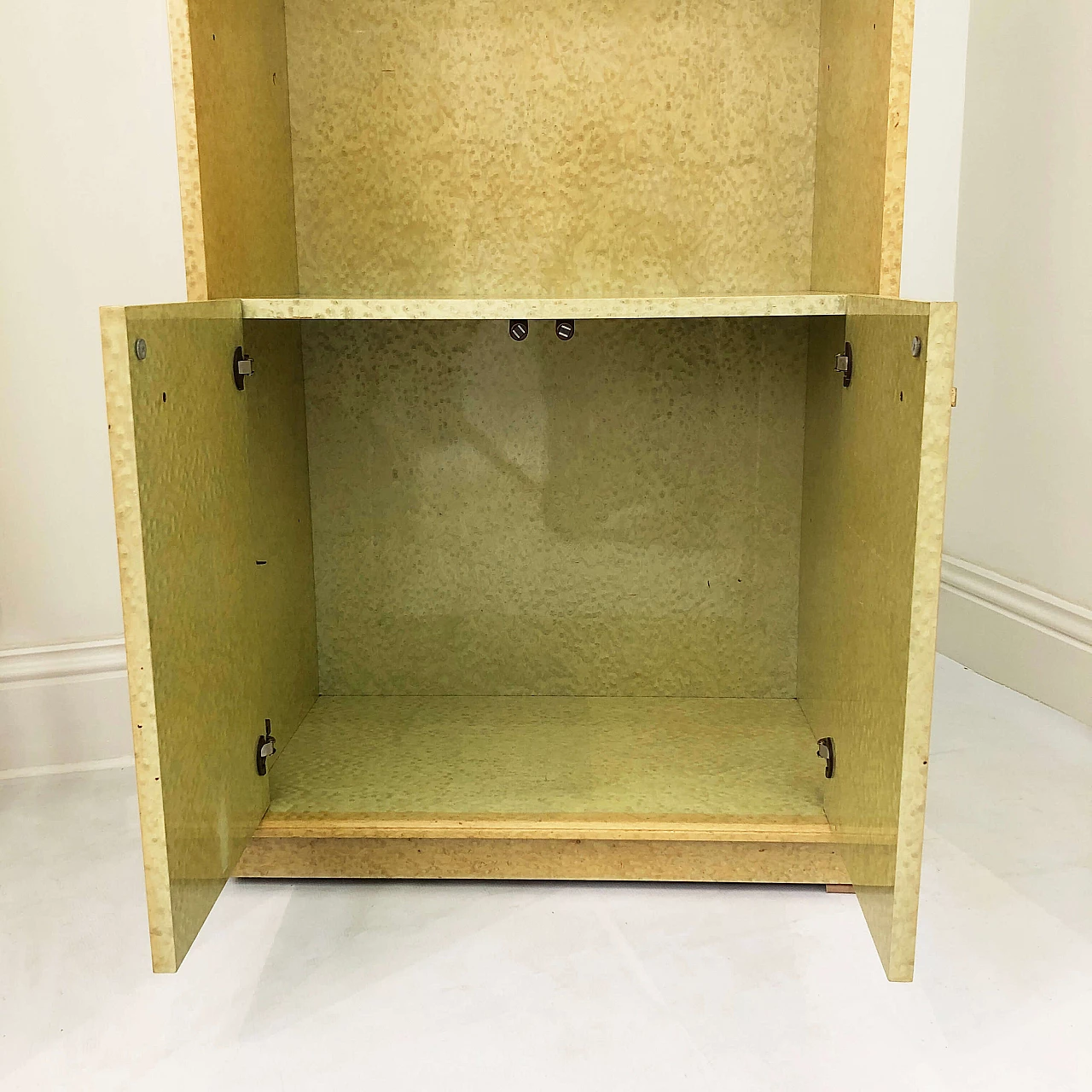 Maple veneer display cabinet with glass shelves, 80s 1264073