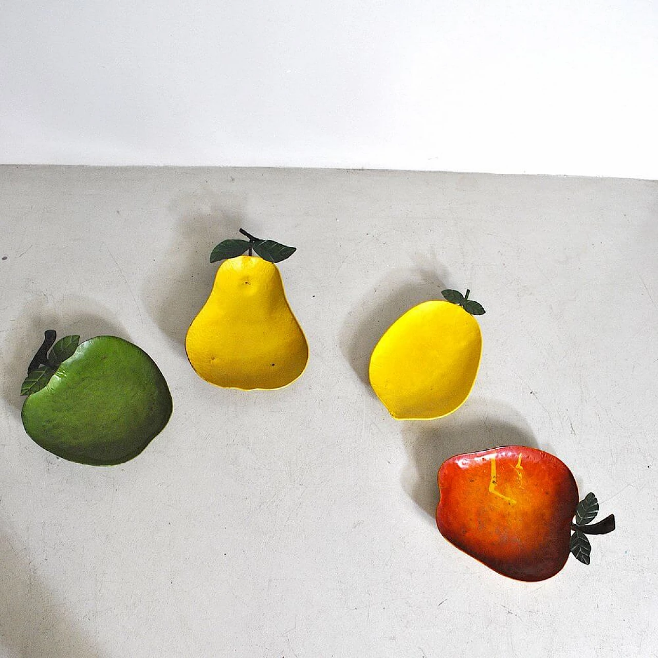 4 Fruit bowls in enameled metal, 40s 1265303