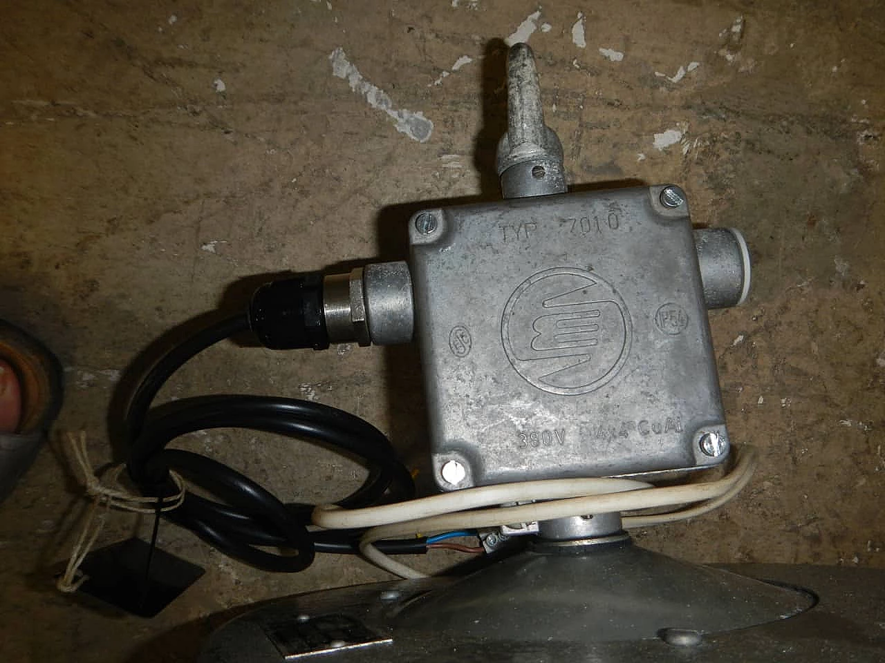 Industrial enameled metal and ceramic lamp, 1960s 1267007