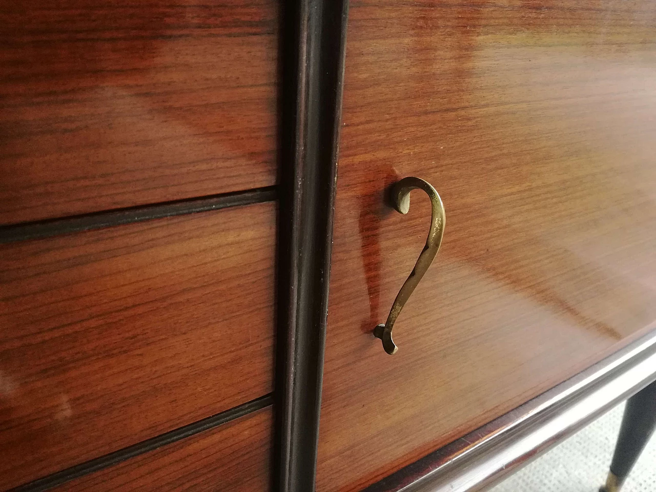 Credenza in palissandro e ottone con vetrina di Galleria del Mobile d'Arte Cantù, anni '50 1267466