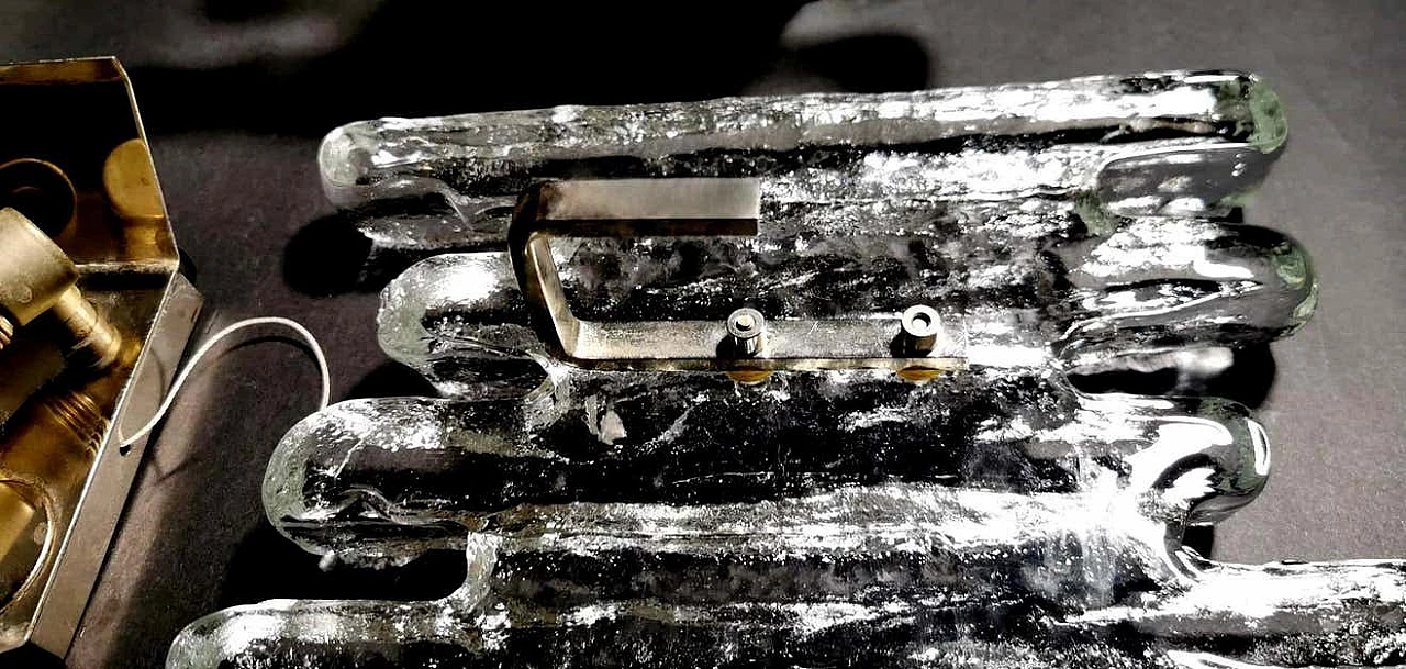 Coppia di appliques in vetro effetto ghiaccio di Murano e metallo di J.T. Kalmar per Kalmar, anni '60 1267540