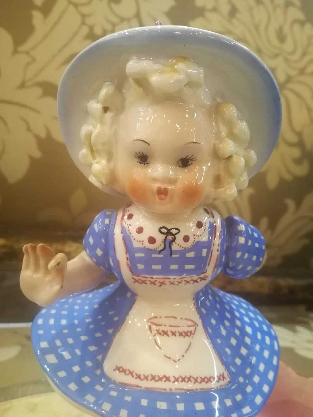 Sculpture of a little girl with hat in porcelain, 20s 1268371