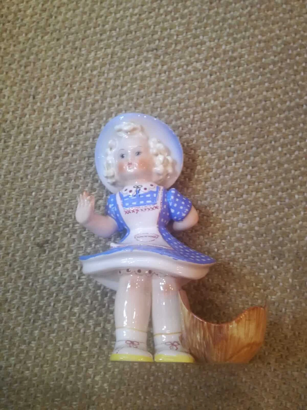 Sculpture of a little girl with hat in porcelain, 20s 1268375