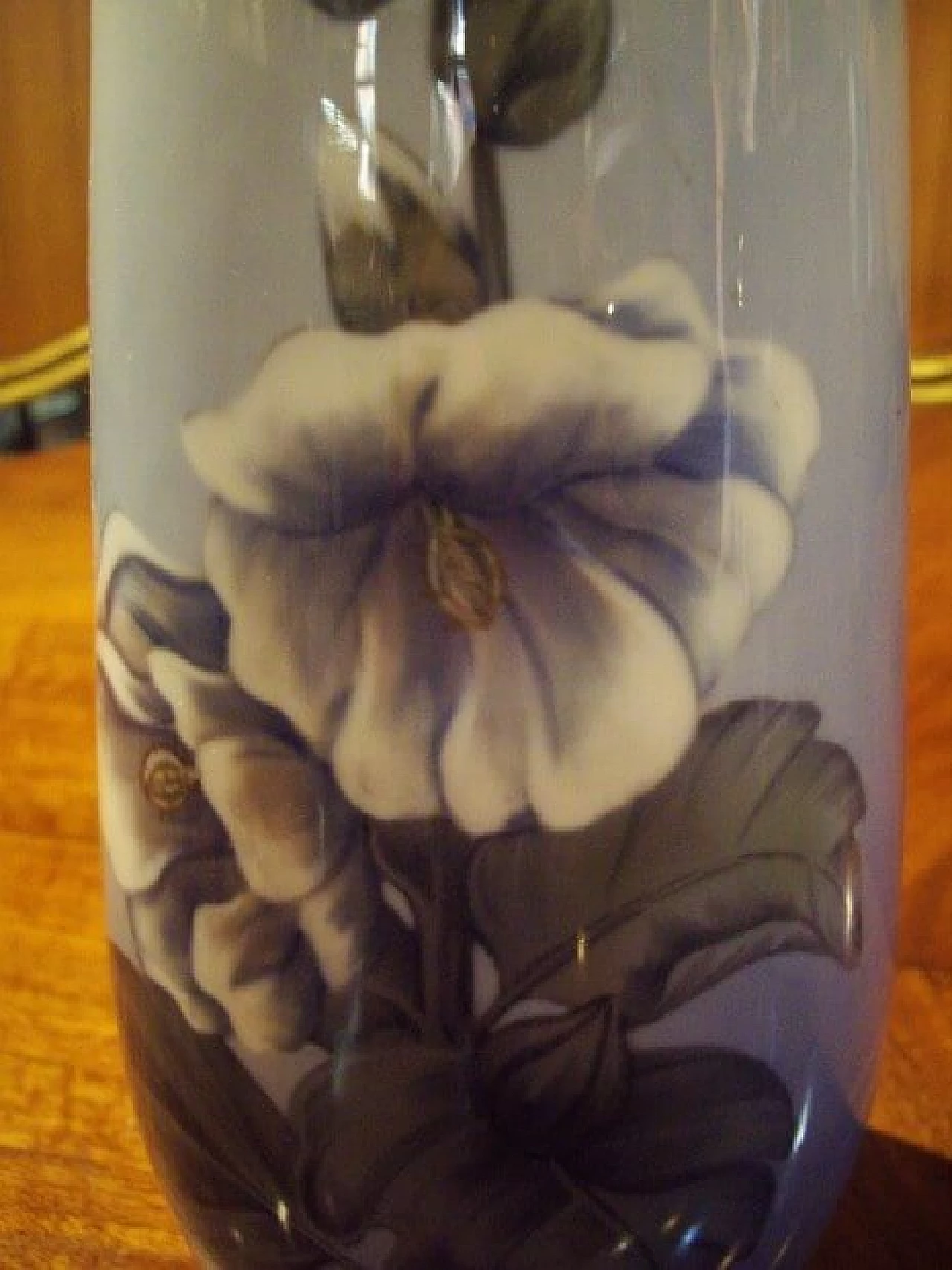 Vase with camellias in porcelain by Royal Copenhagen, 20s 1268376