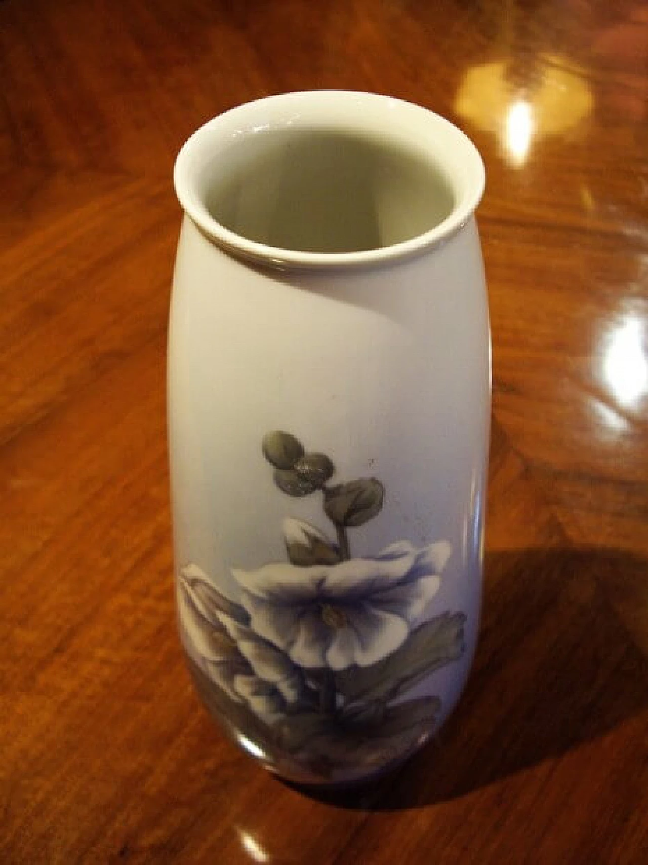 Vase with camellias in porcelain by Royal Copenhagen, 20s 1268377