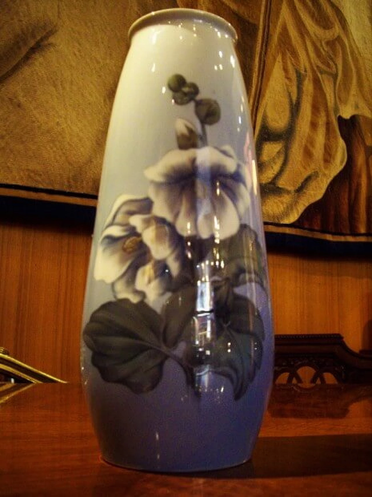 Vase with camellias in porcelain by Royal Copenhagen, 20s 1268380