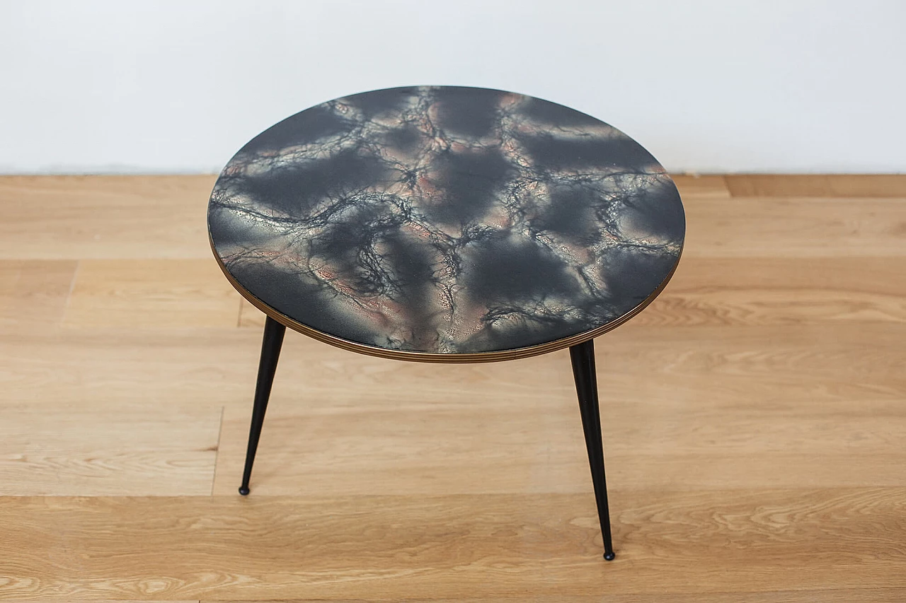Tripod coffee table with round imitation marble top, 50s 1269119
