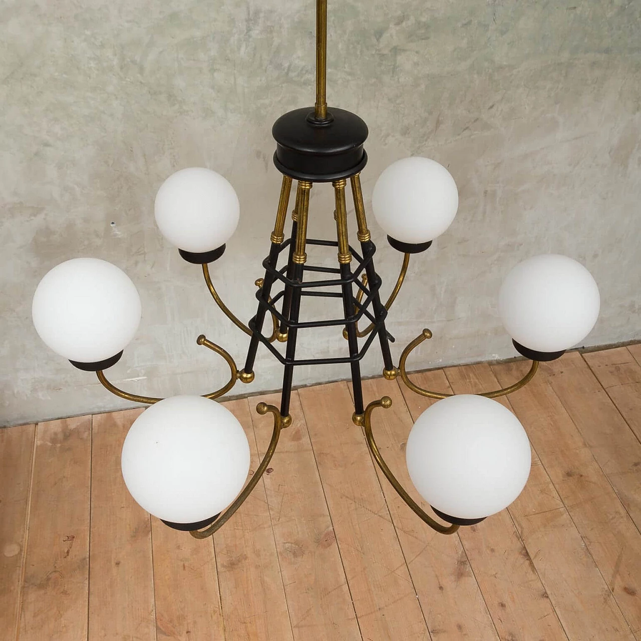 Lampadario in ottone, metallo verniciato e vetro opalino di Stilnovo, anni 60 1269183