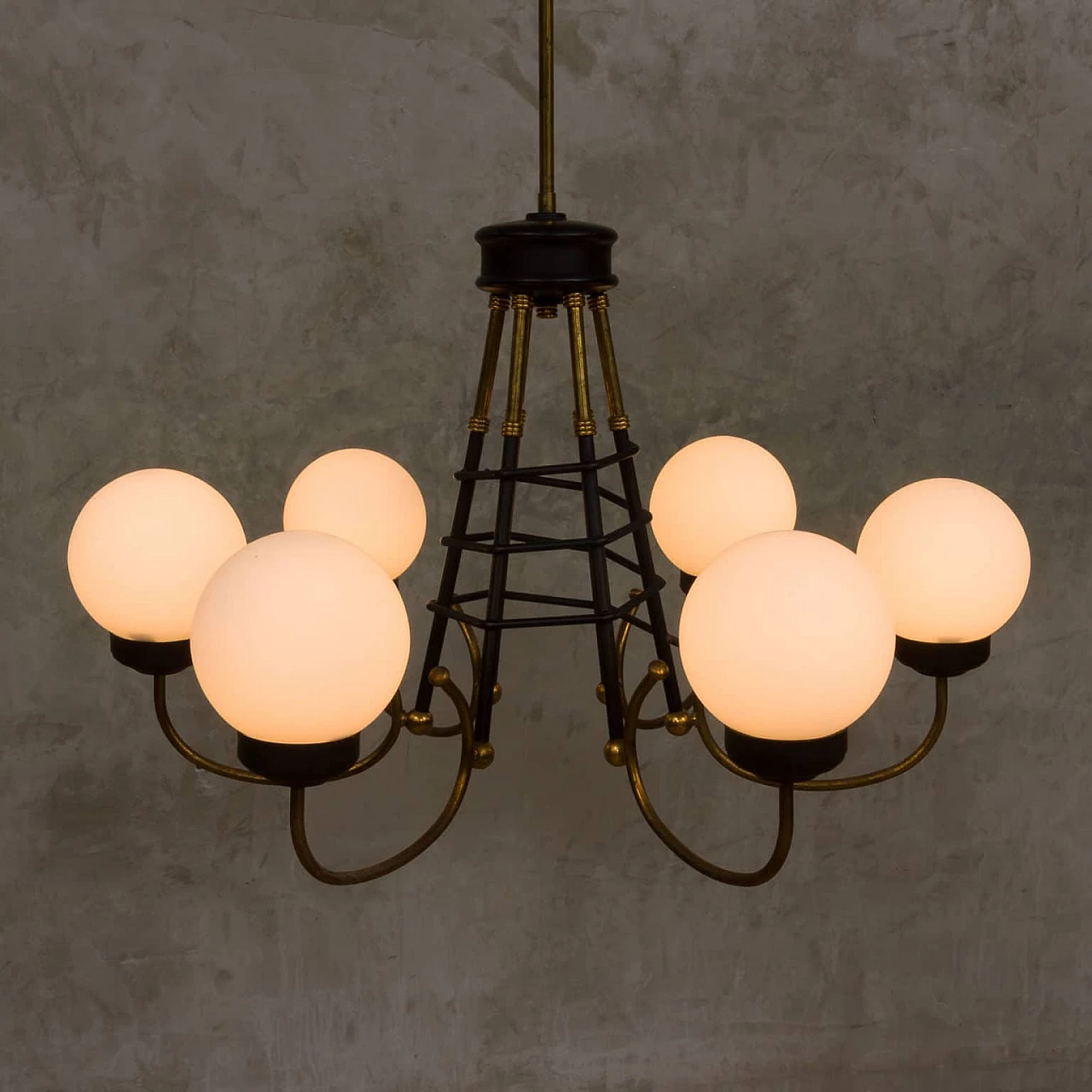 Lampadario in ottone, metallo verniciato e vetro opalino di Stilnovo, anni 60 1269184