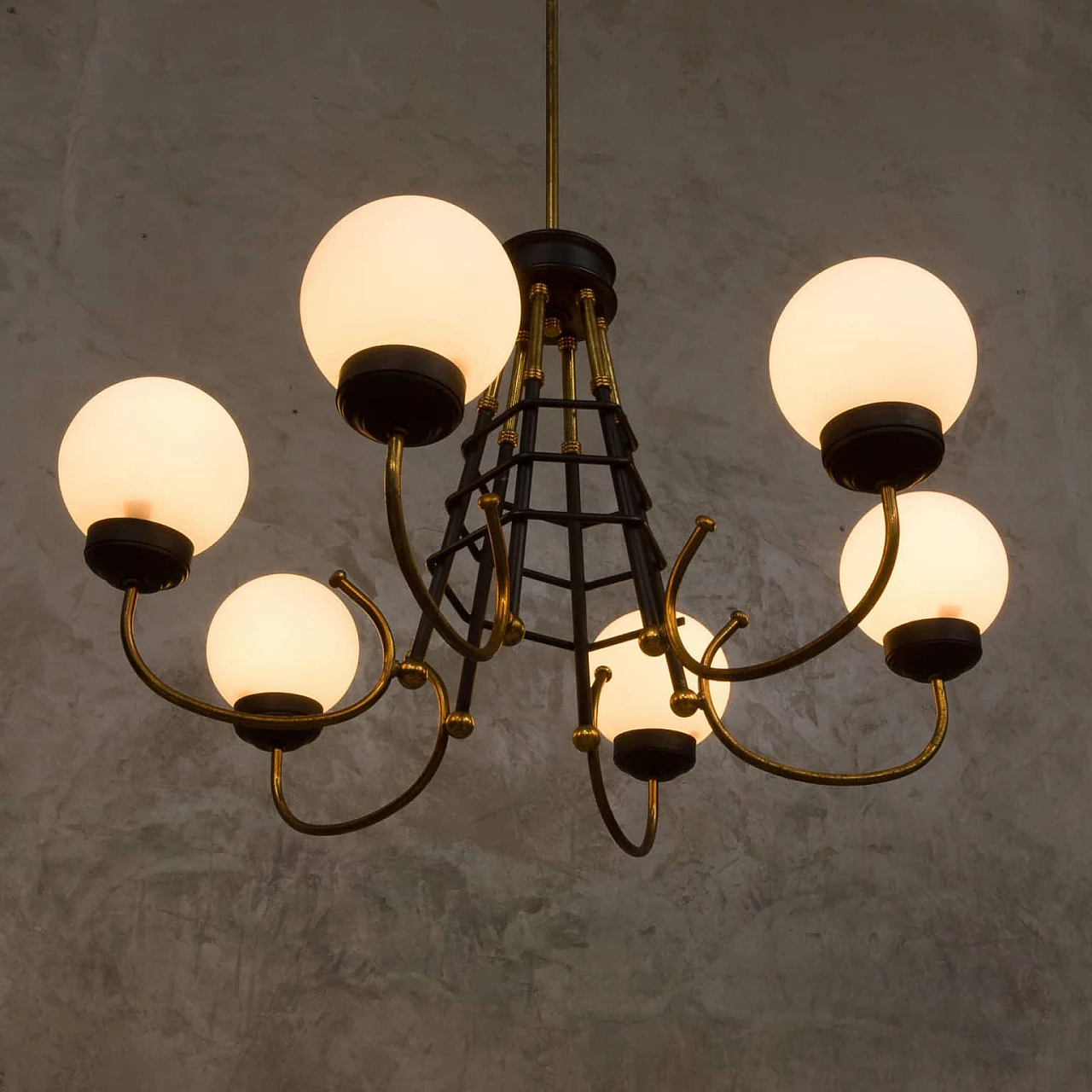 Lampadario in ottone, metallo verniciato e vetro opalino di Stilnovo, anni 60 1269185