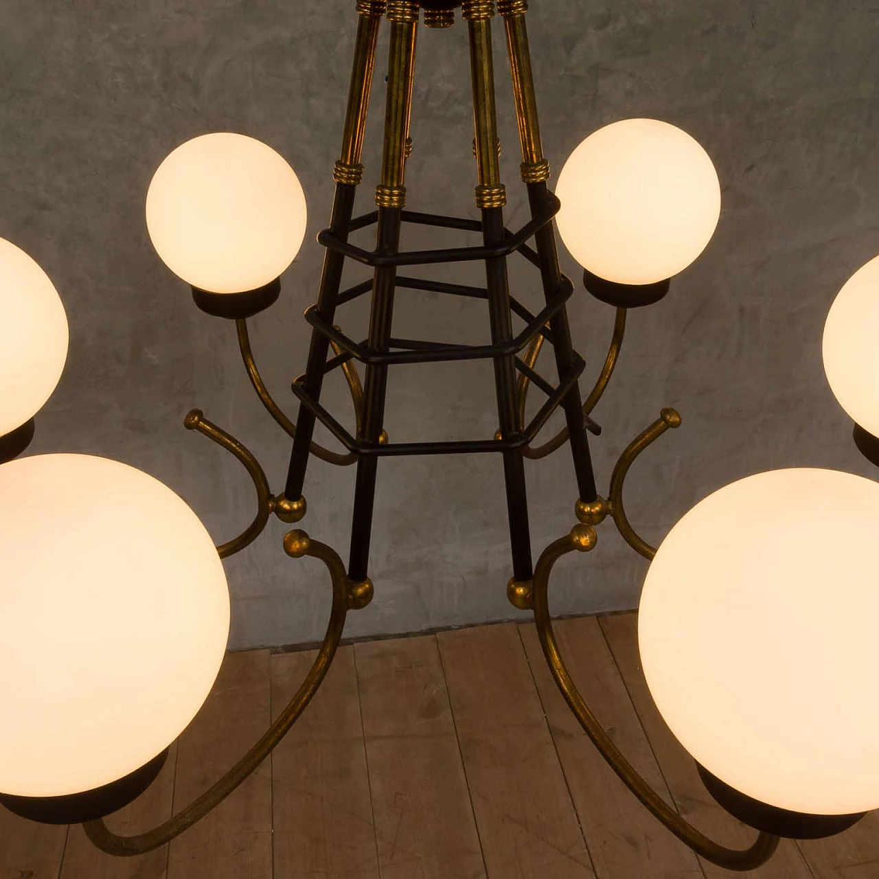 Lampadario in ottone, metallo verniciato e vetro opalino di Stilnovo, anni 60 1269186