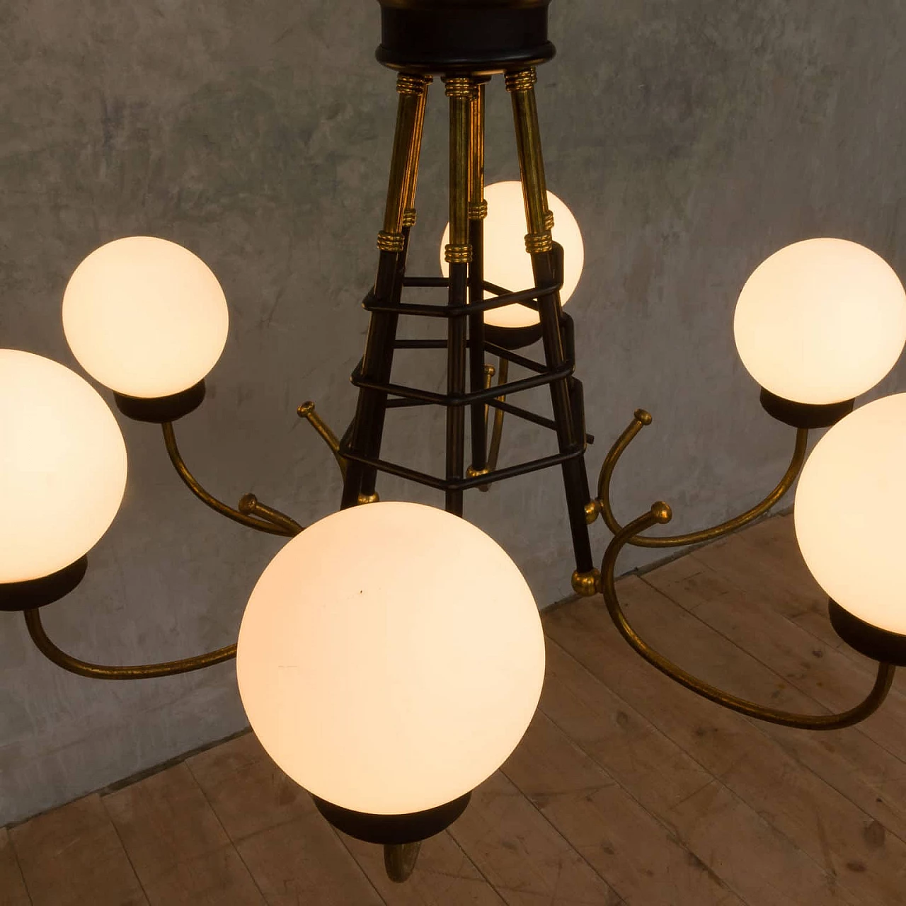 Lampadario in ottone, metallo verniciato e vetro opalino di Stilnovo, anni 60 1269187