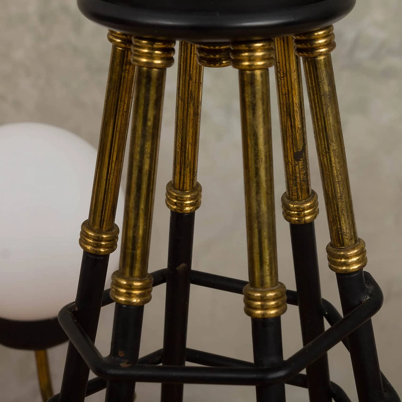 Lampadario in ottone, metallo verniciato e vetro opalino di Stilnovo, anni 60 1269188