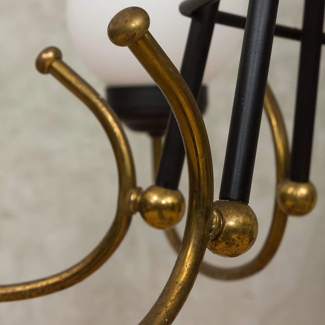 Lampadario in ottone, metallo verniciato e vetro opalino di Stilnovo, anni 60 1269189