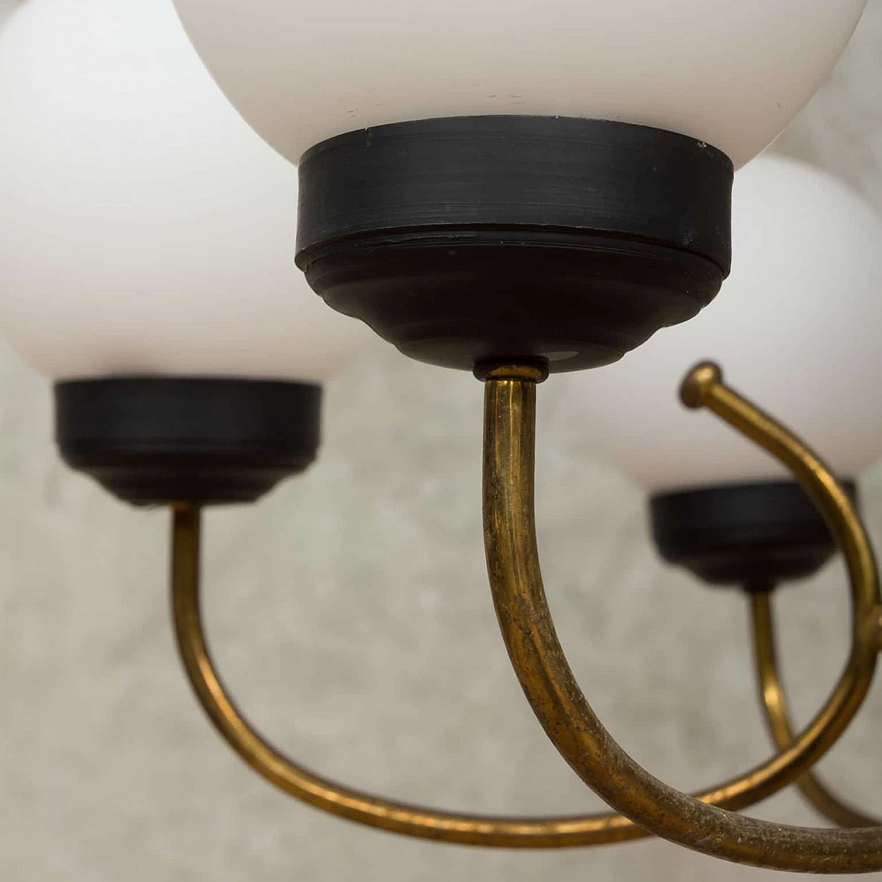 Lampadario in ottone, metallo verniciato e vetro opalino di Stilnovo, anni 60 1269191