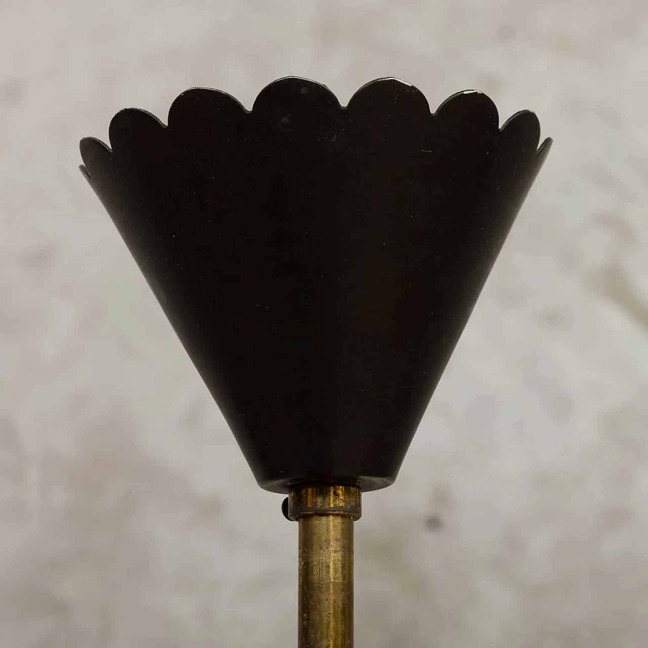 Lampadario in ottone, metallo verniciato e vetro opalino di Stilnovo, anni 60 1269193