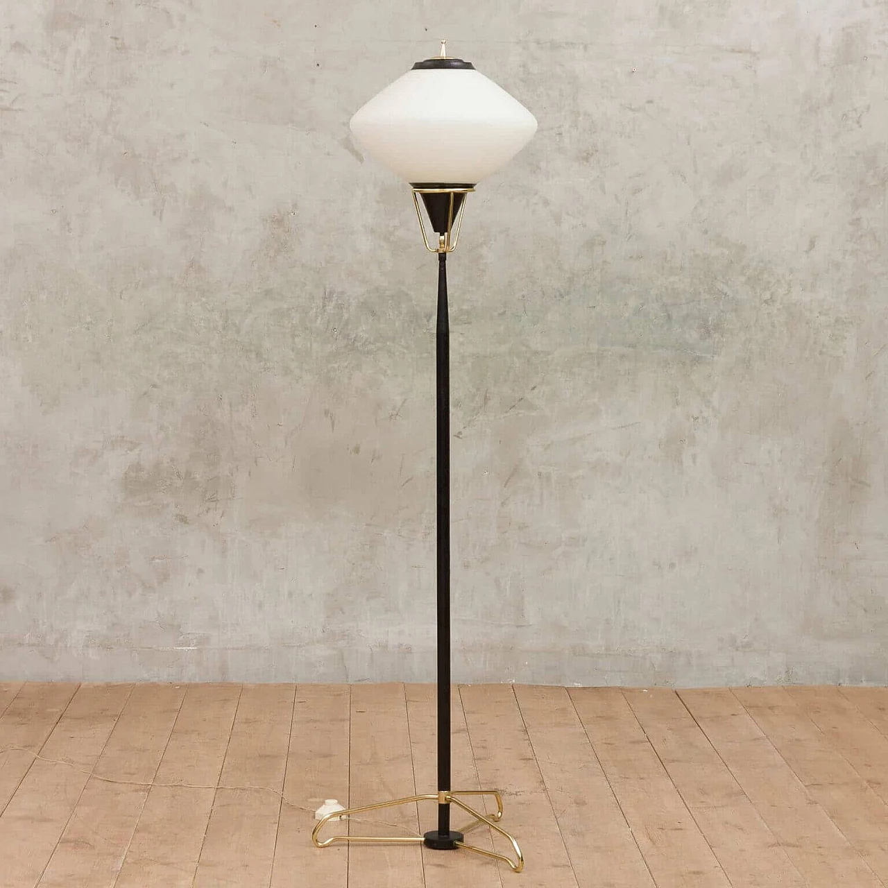 Floor lamp in brass, vernised metal and opaline glass by Stilnovo, 60s 1269244