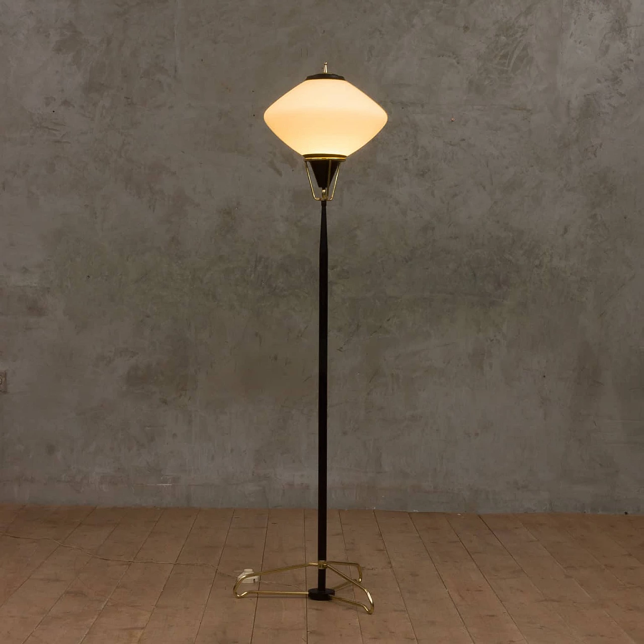 Floor lamp in brass, vernised metal and opaline glass by Stilnovo, 60s 1269249