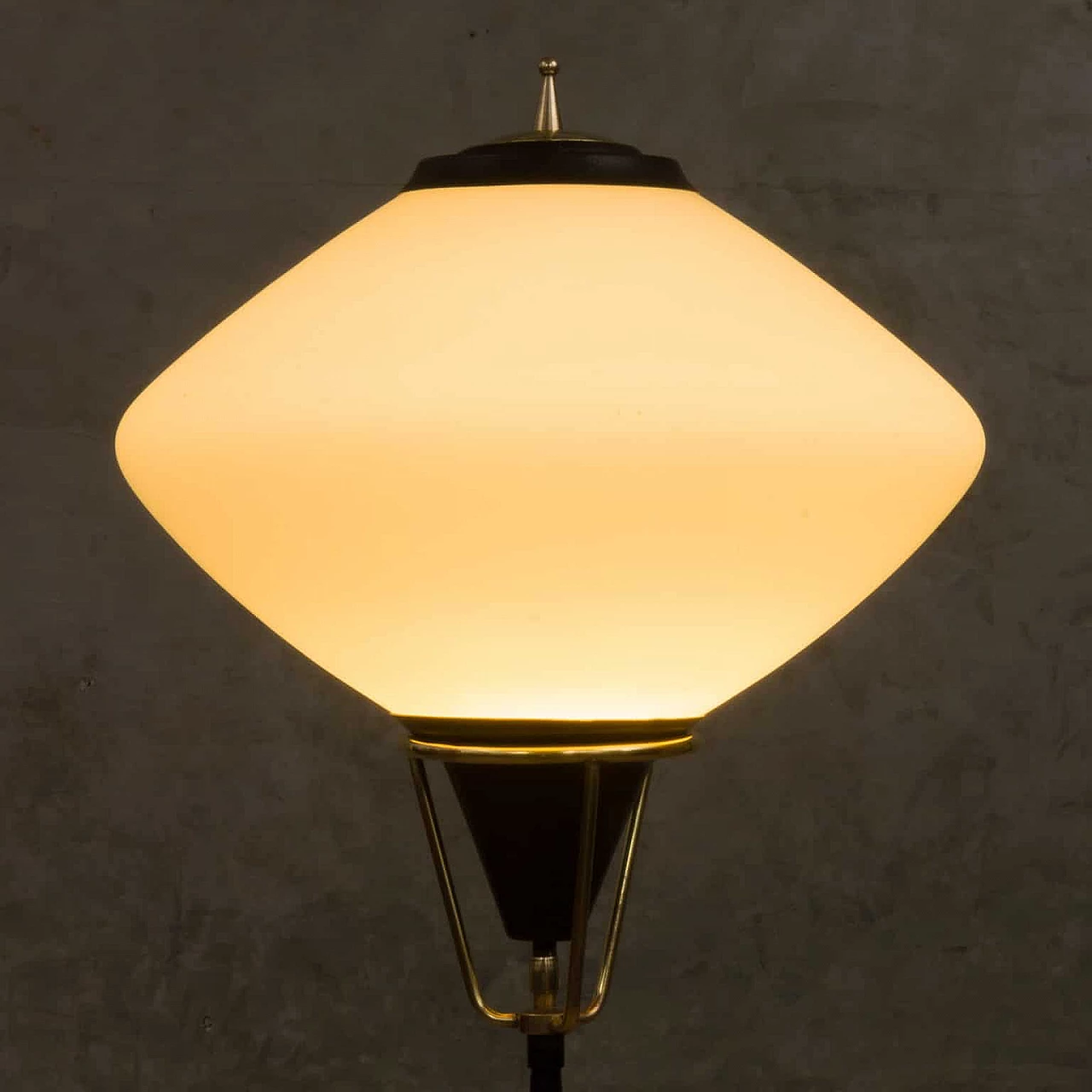 Floor lamp in brass, vernised metal and opaline glass by Stilnovo, 60s 1269250