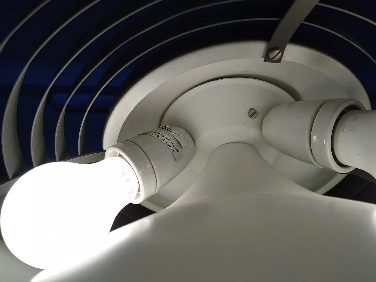 Lampada a sospensione di Arne Jacobsen per Louis Poulsen AJ Royal, anni '50 1269322