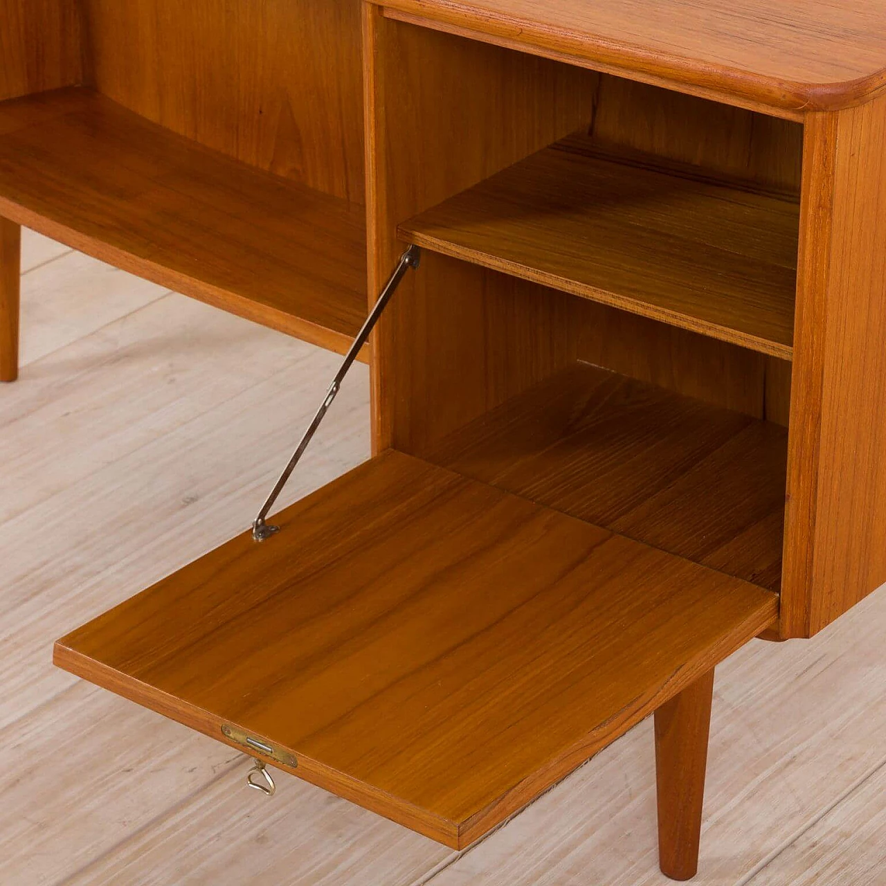 Free standing executive desk with round side in teak, 70s 1269928