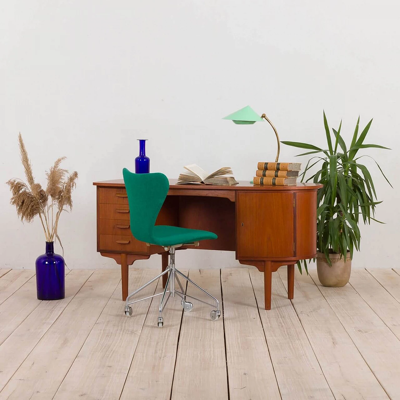 Scrivania direzionale indipendente a forma di proiettile in teak di H.P. Hansen per Randers Møbelfabrik, anni '60 1270095