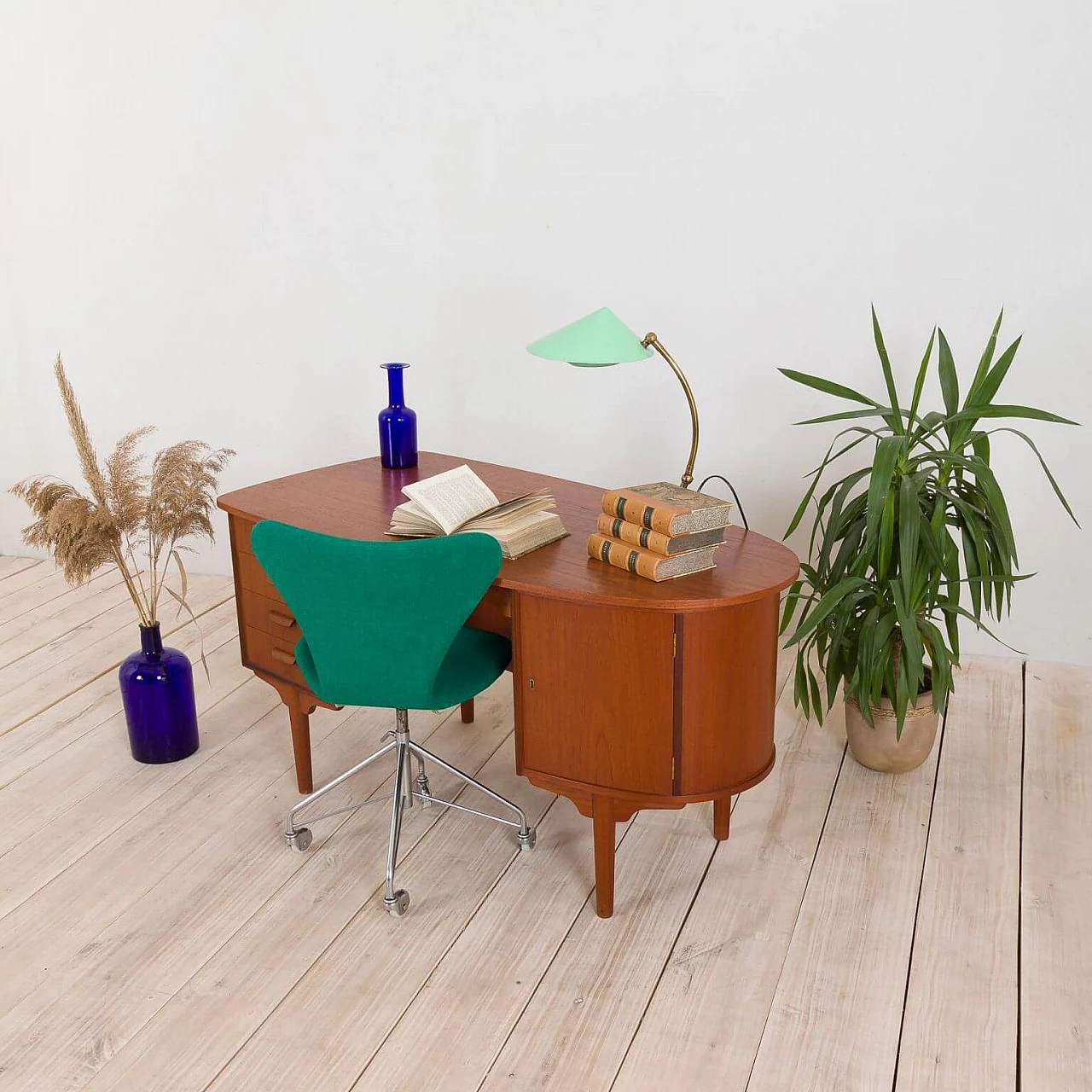 Scrivania direzionale indipendente a forma di proiettile in teak di H.P. Hansen per Randers Møbelfabrik, anni '60 1270096