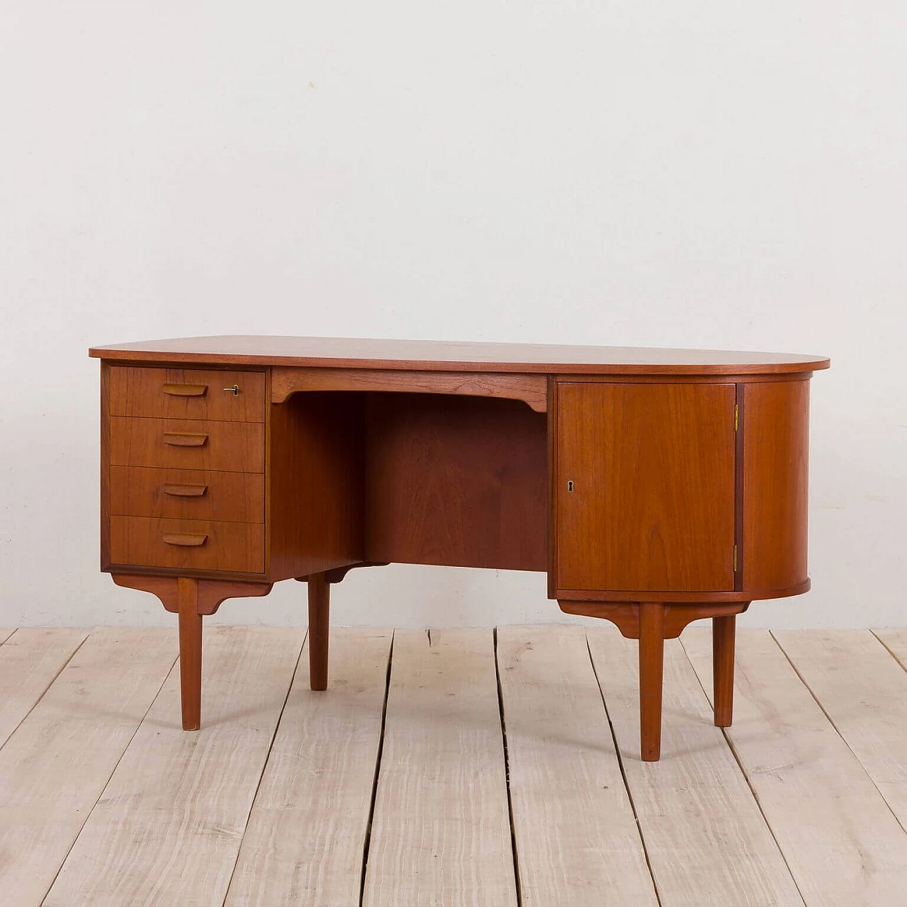 Free standing bullet shape executive desk in teak by H.P. Hansen for Randers Møbelfabrik, 60s 1270097