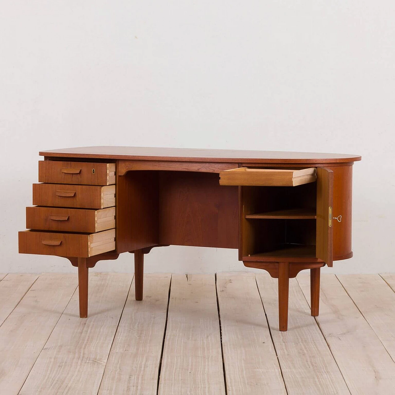 Free standing bullet shape executive desk in teak by H.P. Hansen for Randers Møbelfabrik, 60s 1270099