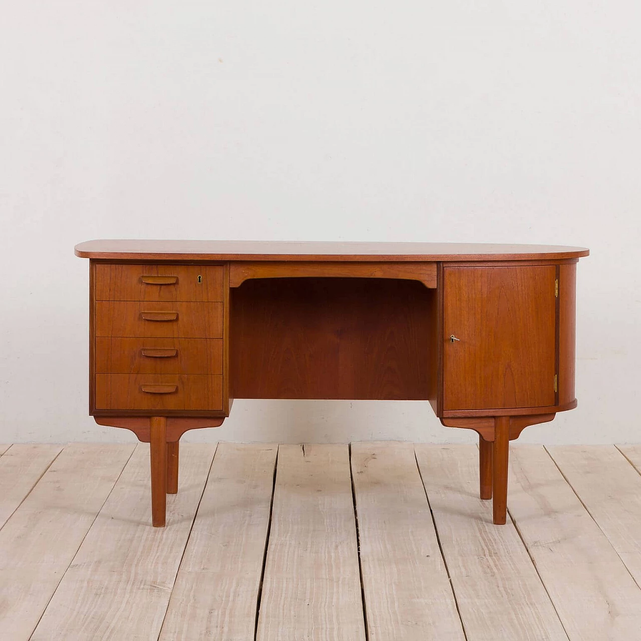 Free standing bullet shape executive desk in teak by H.P. Hansen for Randers Møbelfabrik, 60s 1270100