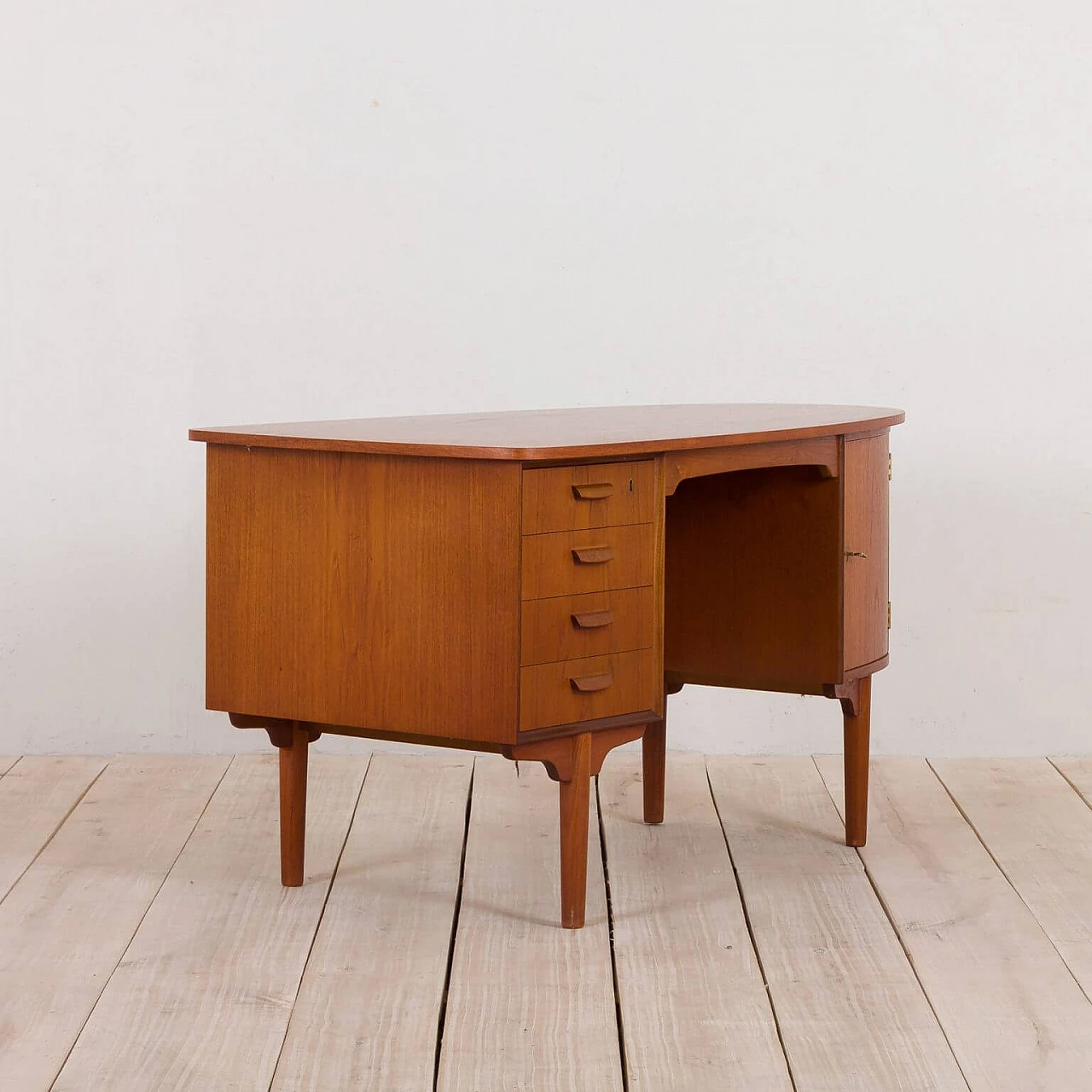 Free standing bullet shape executive desk in teak by H.P. Hansen for Randers Møbelfabrik, 60s 1270101