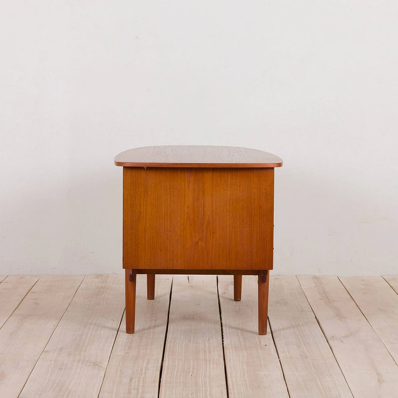 Free standing bullet shape executive desk in teak by H.P. Hansen for Randers Møbelfabrik, 60s 1270102