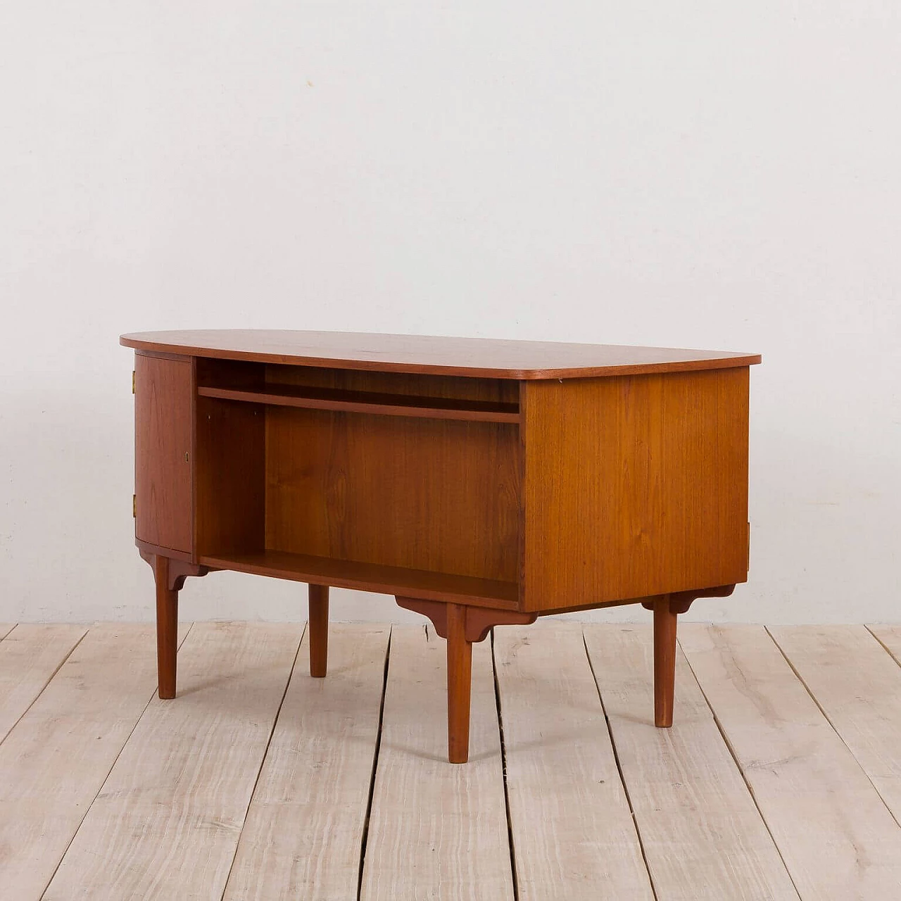 Free standing bullet shape executive desk in teak by H.P. Hansen for Randers Møbelfabrik, 60s 1270103