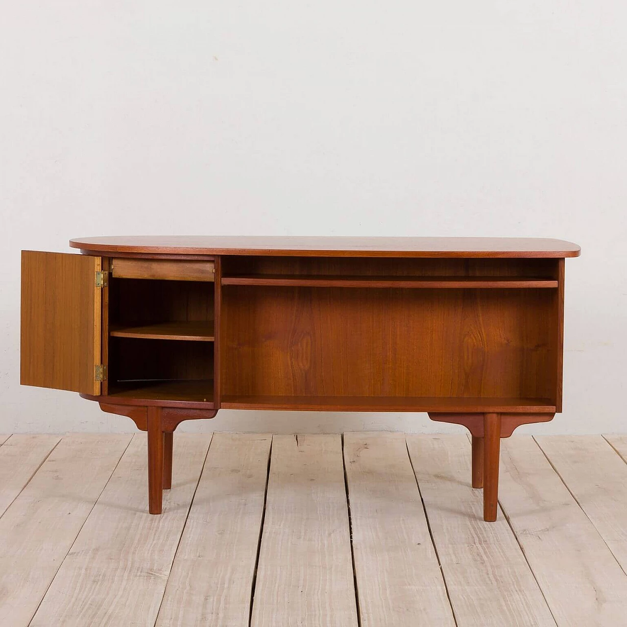 Free standing bullet shape executive desk in teak by H.P. Hansen for Randers Møbelfabrik, 60s 1270105