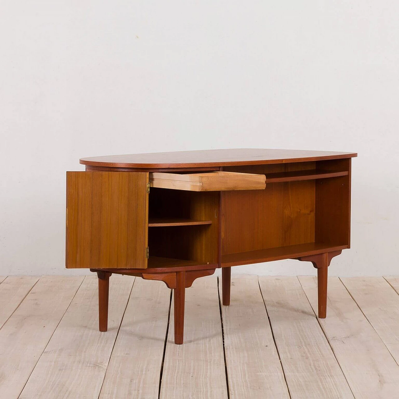 Free standing bullet shape executive desk in teak by H.P. Hansen for Randers Møbelfabrik, 60s 1270106