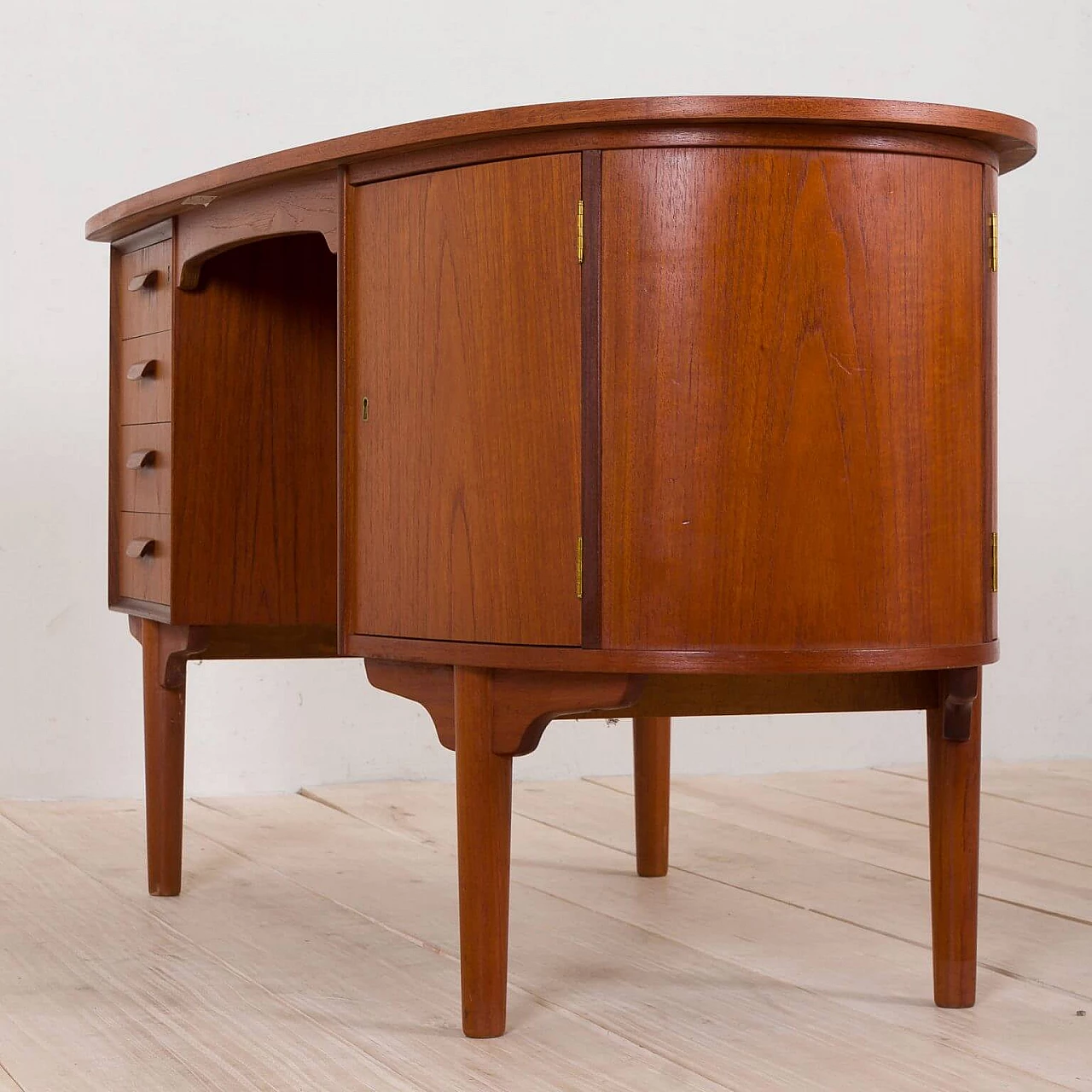 Scrivania direzionale indipendente a forma di proiettile in teak di H.P. Hansen per Randers Møbelfabrik, anni '60 1270110