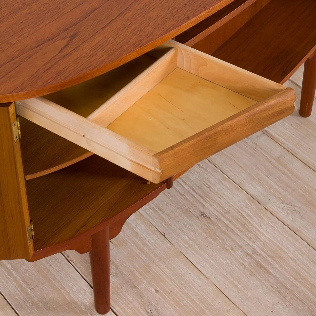 Free standing bullet shape executive desk in teak by H.P. Hansen for Randers Møbelfabrik, 60s 1270113