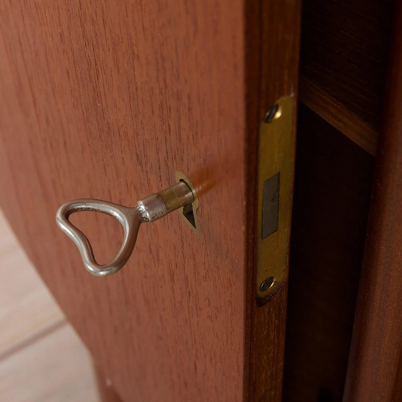 Scrivania direzionale indipendente a forma di proiettile in teak di H.P. Hansen per Randers Møbelfabrik, anni '60 1270116