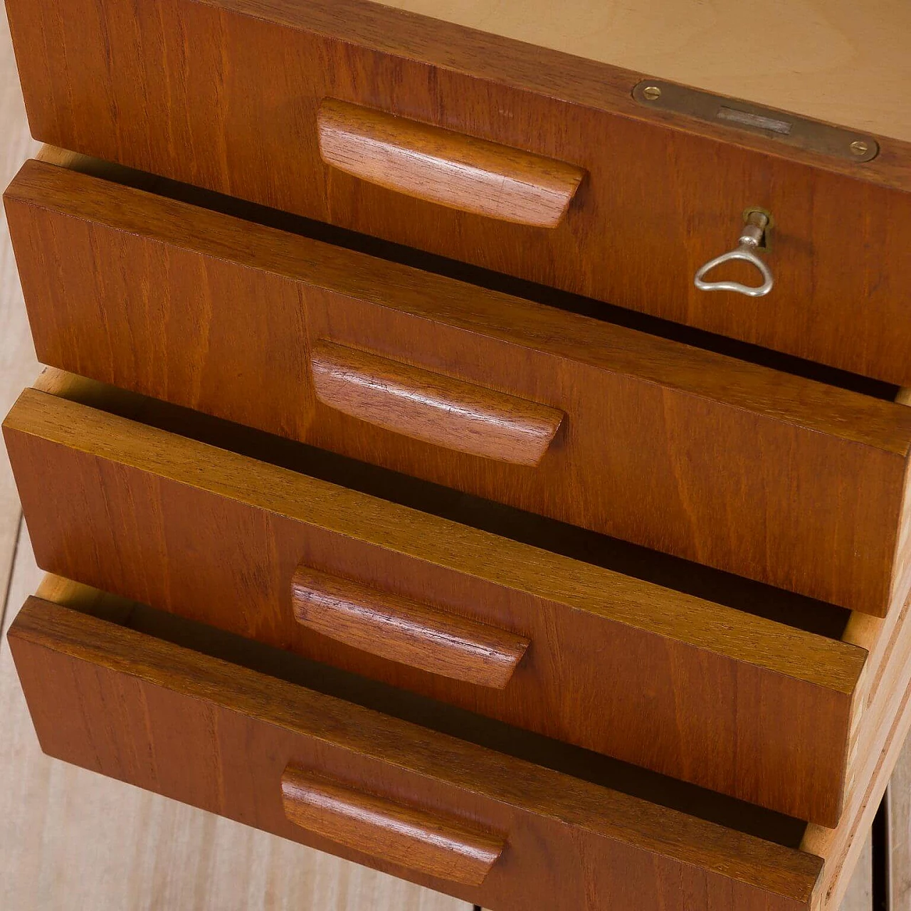 Scrivania direzionale indipendente a forma di proiettile in teak di H.P. Hansen per Randers Møbelfabrik, anni '60 1270119