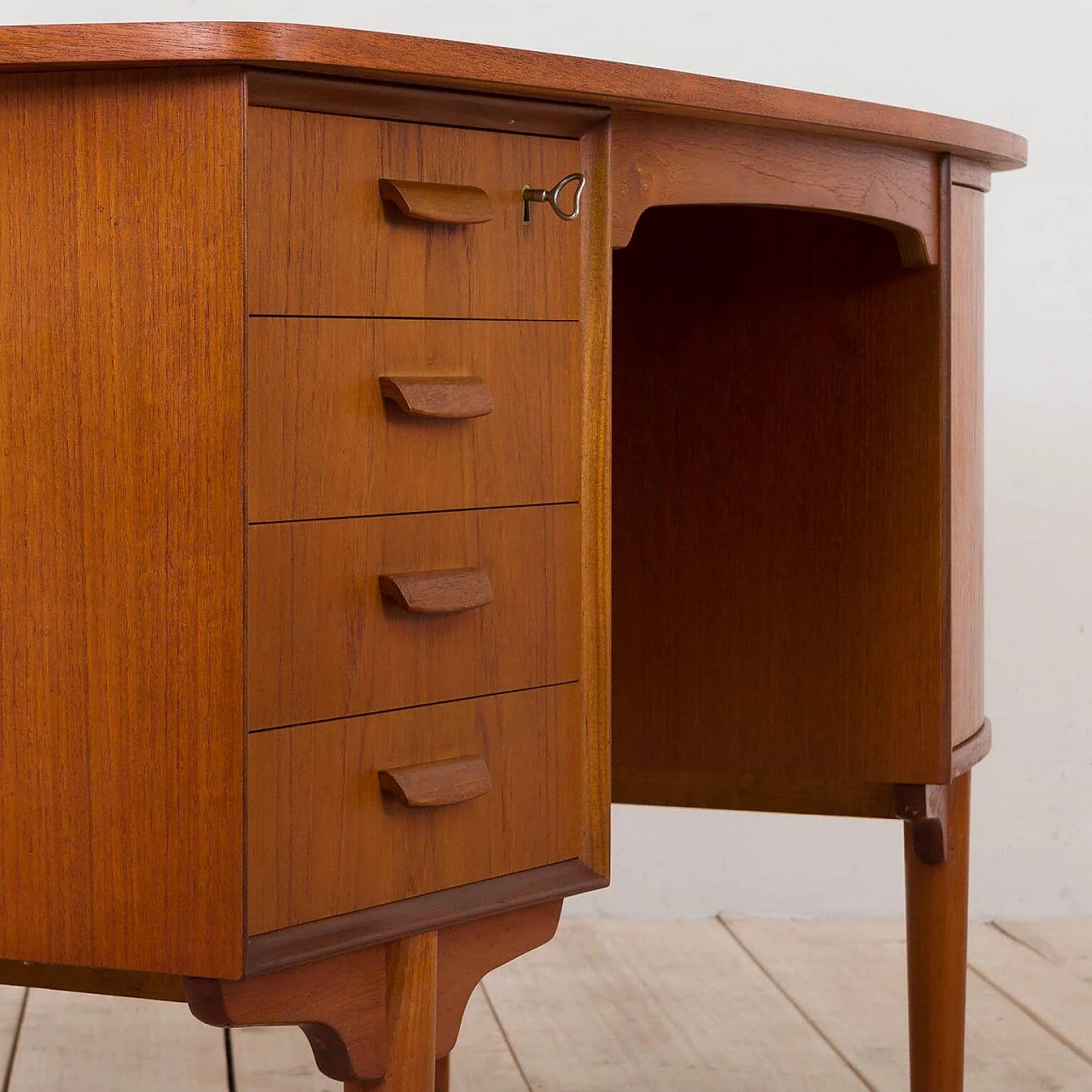 Free standing bullet shape executive desk in teak by H.P. Hansen for Randers Møbelfabrik, 60s 1270122